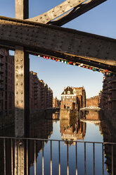 Deutschland, Hamburg, Alte Speicherstadt und Wasserschloss - WDF05120