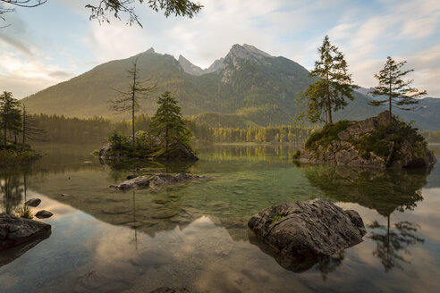 Deutschland, Bayern, Ramsau, Hintersee, Sonnenaufgang - DLF00031