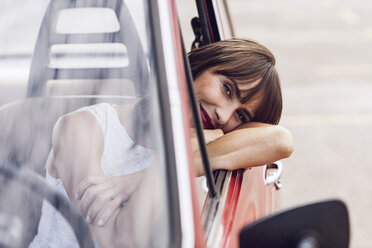 Carefree woman sitting in vintage car, smiling - MCF00013