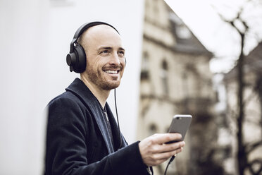 Man wearing headphones, listening music - MCF00027