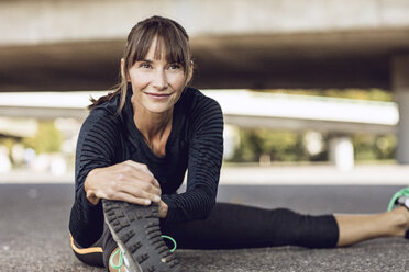 Sportliche Frau beim Fitnesstraining im Freien, Stretching - MCF00081