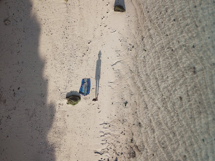 Schatten einer am Strand stehenden Frau, Ansicht von oben - KNTF02673