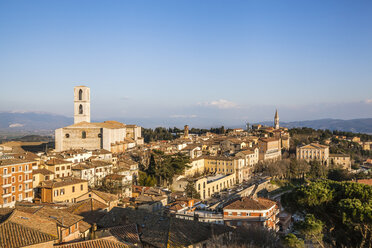 Italien, Umbrien, Perugia, Blick auf das Stadttal und die umliegenden Hügel - FLMF00140