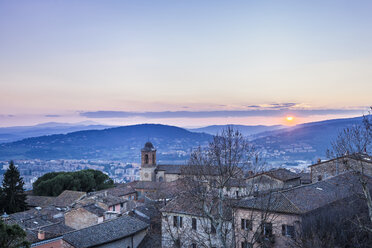 Italien, Umbrien, Perugia, Blick auf das Stadttal und die umliegenden Hügel bei Sonnenuntergang - FLMF00141