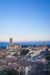 Italien, Umbrien, Perugia, Blick auf das Stadttal und die umliegenden Hügel bei Sonnenuntergang - FLMF00142