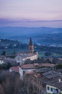 Italien, Umbrien, Perugia, Blick auf das Stadttal und die umliegenden Hügel bei Sonnenuntergang - FLMF00144