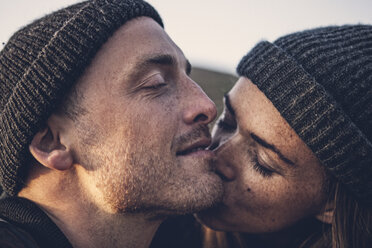 Kissing couple wearing wooly hats - MCF00114