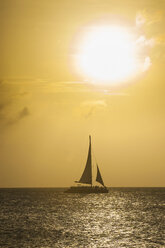 Carribbean, Aruba, Sailing boat on the sea at sunset - RUNF01365