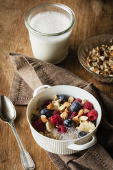 Müsli mit Mandelmilch, Nüssen und Beeren, vegan - EVGF03409