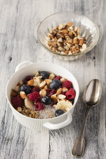 Müsli mit Mandelmilch, Nüssen und Beeren, vegan - EVGF03410