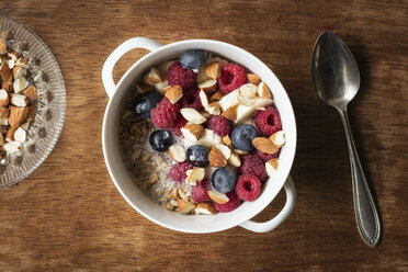Cereals with almond milk, nuts and berries, vegan - EVGF03413
