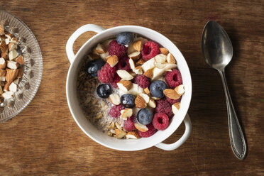 Müsli mit Mandelmilch, Nüssen und Beeren, vegan - EVGF03413