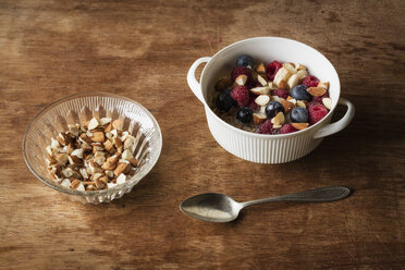 Cereals with almond milk, nuts and berries, vegan - EVGF03414