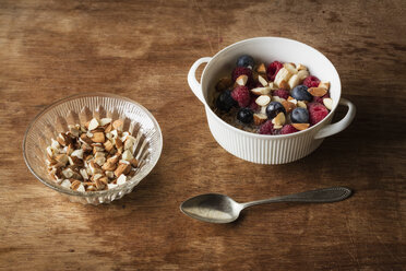 Müsli mit Mandelmilch, Nüssen und Beeren, vegan - EVGF03414