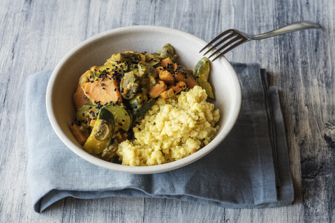 Hirse mit Rahmgemüse, Zucchini, Süßkartoffeln und Pilzen, lizenzfreies Stockfoto