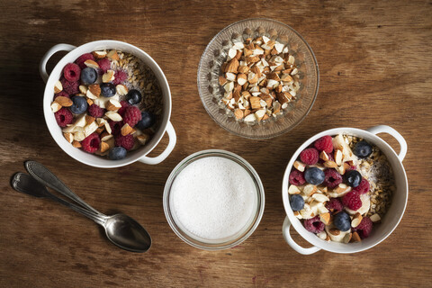 Müsli mit Mandelmilch, Nüssen und Beeren, vegan, lizenzfreies Stockfoto