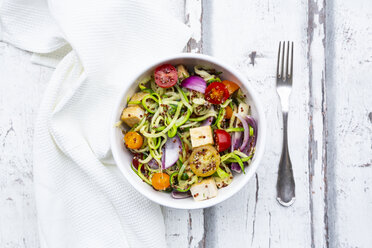 Schüssel mit Zoodles, gebratenem Tofu, rotem Quinoa, roten Zwiebeln und Tomaten - LVF07813