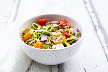 Schüssel mit Zoodles, gebratenem Tofu, rotem Quinoa, roten Zwiebeln und Tomaten - LVF07814