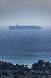 Spanien, Andalusien, Tarifa, Meerenge von Gibraltar, Containerschiff und Nebel - KBF00505