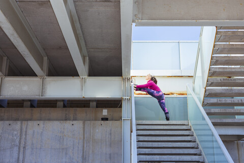 Sportliche reife Frau beim Stretching, lizenzfreies Stockfoto