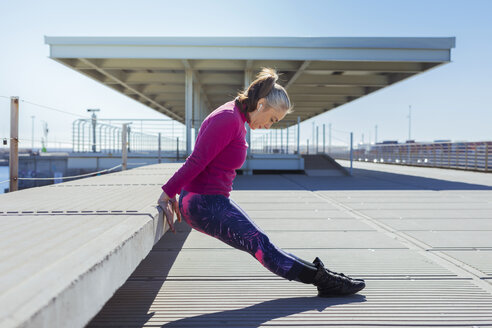 Sportliche reife Frau beim Stretching - GRSF00079