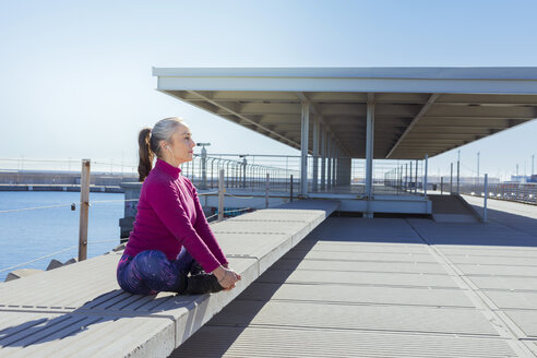 Sportliche reife Frau beim Stretching - GRSF00081