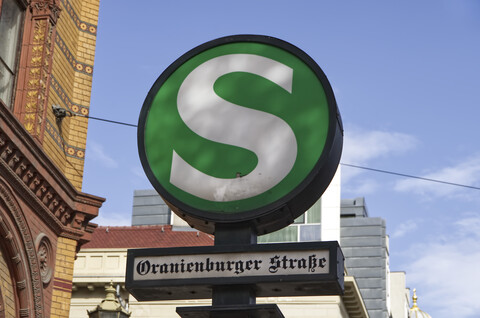 Deutschland, Berlin, Schild des S-Bahnhofs Oranienburger Straße, lizenzfreies Stockfoto