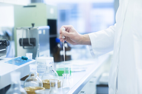 Labortechniker beim Experimentieren im Labor, lizenzfreies Stockfoto