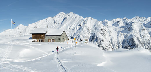 Switzerland, Bagnes, Cabane Marcel Brunet, Mont Rogneux, ski touring in the mountains - ALRF01371