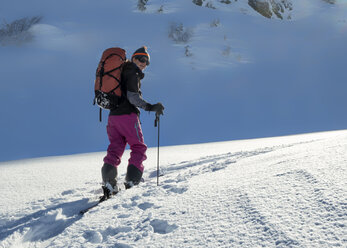 Switzerland, Bagnes, Cabane Marcel Brunet, Mont Rogneux, woman ski touring in the mountains - ALRF01372