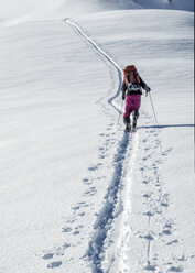 Schweiz, Bagnes, Cabane Marcel Brunet, Mont Rogneux, Frau beim Skitourengehen in den Bergen - ALRF01375