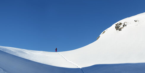 Switzerland, Bagnes, Cabane Marcel Brunet, Mont Rogneux, ski touring in the mountains - ALRF01376