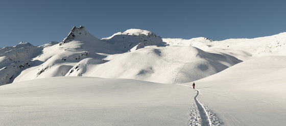 Switzerland, Bagnes, Cabane Marcel Brunet, Mont Rogneux, ski touring in the mountains - ALRF01382