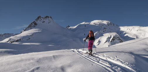 Schweiz, Bagnes, Cabane Marcel Brunet, Mont Rogneux, Frau beim Skitourengehen in den Bergen - ALRF01385
