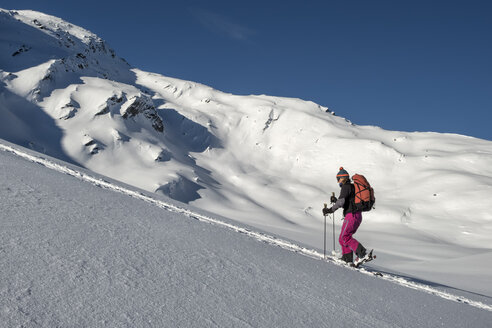 Schweiz, Bagnes, Cabane Marcel Brunet, Mont Rogneux, Frau beim Skitourengehen in den Bergen - ALRF01386
