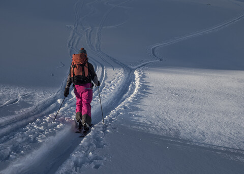 Schweiz, Bagnes, Cabane Marcel Brunet, Mont Rogneux, Frau beim Skitourengehen in den Bergen, lizenzfreies Stockfoto