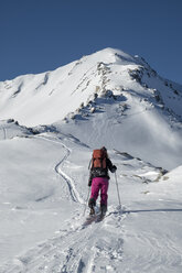 Schweiz, Bagnes, Cabane Marcel Brunet, Mont Rogneux, Frau beim Skitourengehen in den Bergen - ALRF01390