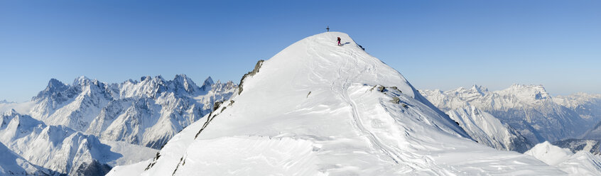 Switzerland, Bagnes, Cabane Marcel Brunet, Mont Rogneux, ski touring in the mountains - ALRF01391