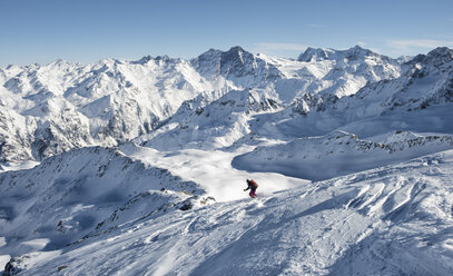 Schweiz, Bagnes, Cabane Marcel Brunet, Mont Rogneux, Frau auf einer Skitour in den Bergen beim Abfahren - ALRF01392