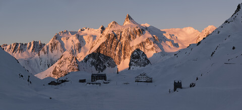 Schweiz, Grosser St. Bernhard Pass, Pain de Sucre, Winterlandschaft in den Bergen in der Abenddämmerung, lizenzfreies Stockfoto