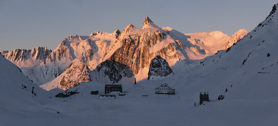 Schweiz, Grosser St. Bernhard Pass, Pain de Sucre, Winterlandschaft in den Bergen in der Abenddämmerung - ALRF01396