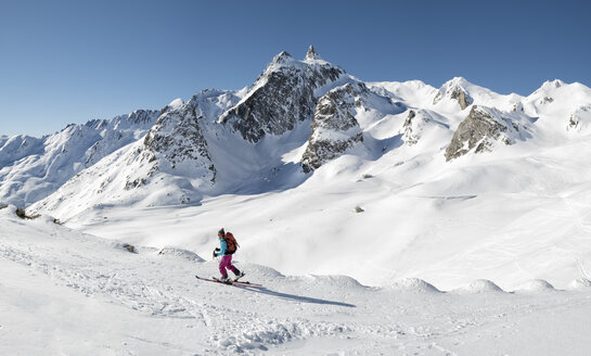 Schweiz, Grand-Saint-Bernard-Pass, Pain de Sucre, Mont Fourchon, Frau beim Skitourengehen in den Bergen - ALRF01405