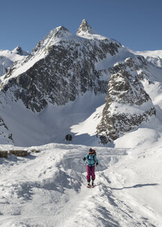 Schweiz, Grand-Saint-Bernard-Pass, Pain de Sucre, Mont Fourchon, Frau beim Skitourengehen in den Bergen - ALRF01406