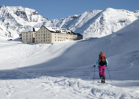 Schweiz, Hospiz Großer St. Bernhard, Frau beim Skitourengehen in den Bergen - ALRF01407
