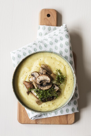 Cremige Kartoffel-Sellerie-Suppe, lizenzfreies Stockfoto