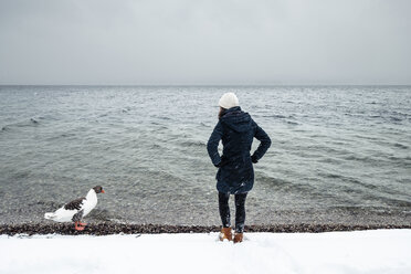 Graugans und junge Frau am Starnberger See im Winter - WFF00009