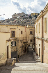 Italy, Sicily, Modica, lane in the old town - MAMF00432