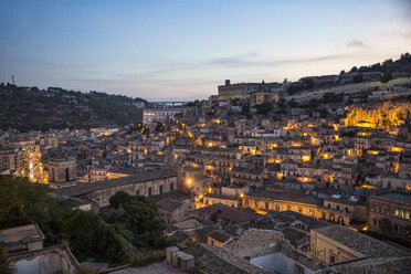 Italien, Sizilien, Modica, Stadtbild am Abend - MAMF00443