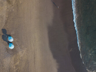 Indonesien, Bali, Luftaufnahme des Strandes Batu Bolong - KNTF02683