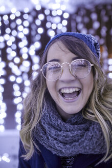 Porträt einer lachenden jungen Frau in Winterdekoration - ZEDF01906
